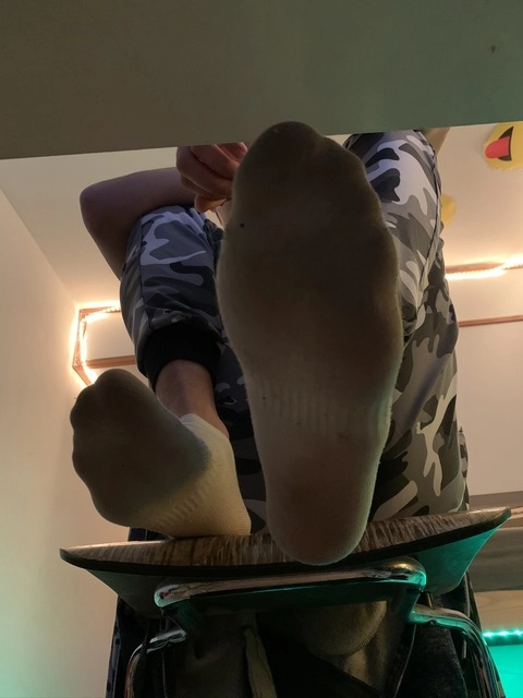 Boyfeetsoxtrample