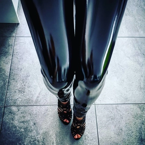 shiny_leather_wife OnlyFans Picture