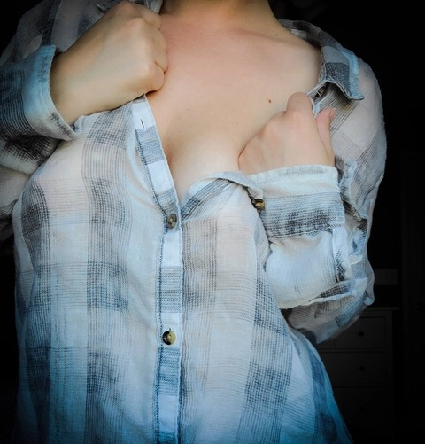 Femme in Flannel OnlyFans Picture