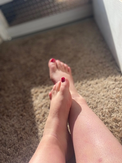 HotToeMom OnlyFans Picture