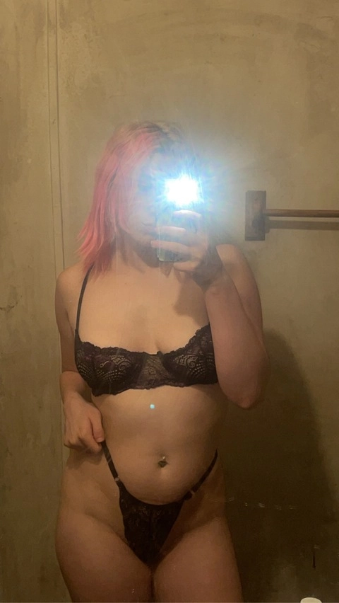 StrawberrySia OnlyFans Picture