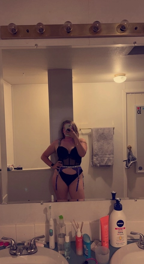 Summer Raye 🦋 OnlyFans Picture