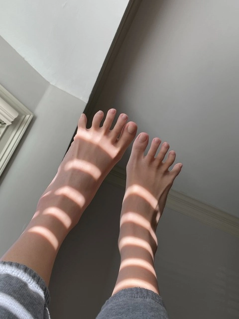 PIGGY PROMISE - CUTE FEET PICS OnlyFans Picture