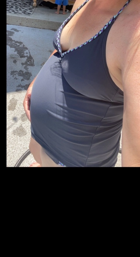 Pregnant  lesbian mama OnlyFans Picture