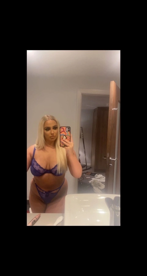 M DOLLIE OnlyFans Picture