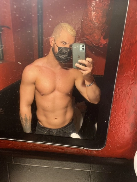 Dominic Gold OnlyFans Picture