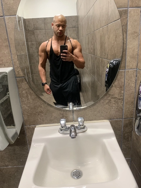 Caramel Swole OnlyFans Picture