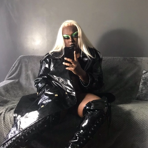 Vantablvk OnlyFans Picture