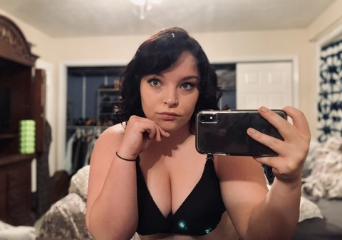Annie Leigh OnlyFans Picture