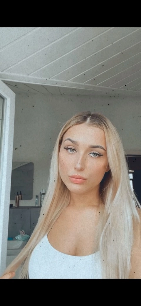 Nina Süße 19 OnlyFans Picture