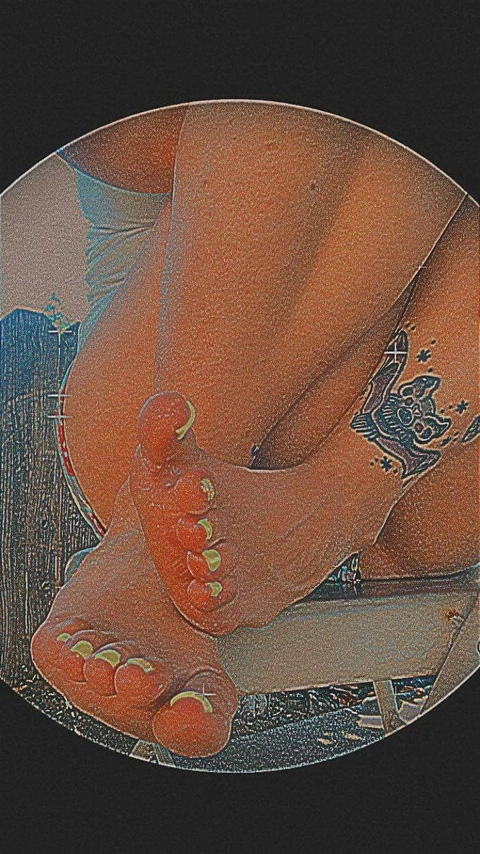 Ophelia with the cute feet 👣