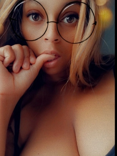 Genie Yvie OnlyFans Picture