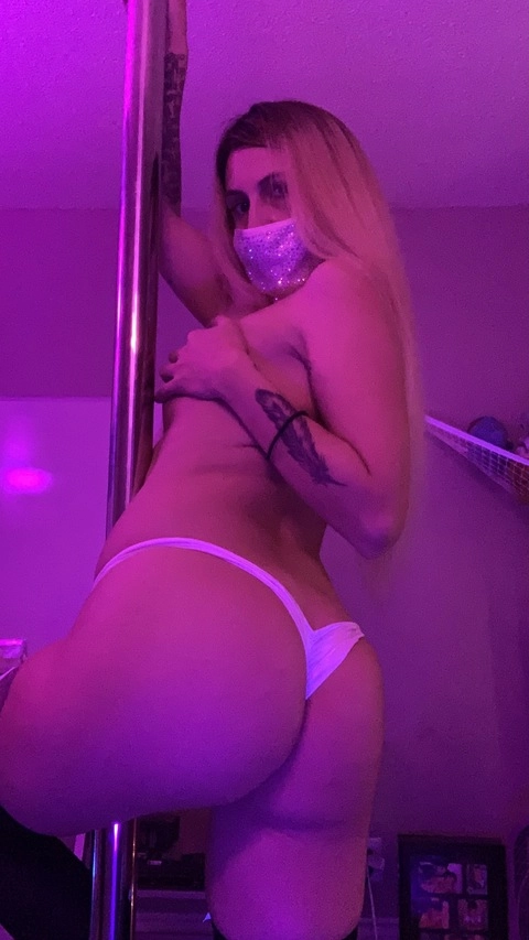 Lyn OnlyFans Picture