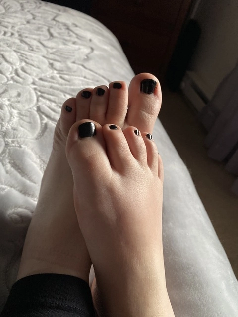 Tiny Tootsies OnlyFans Picture