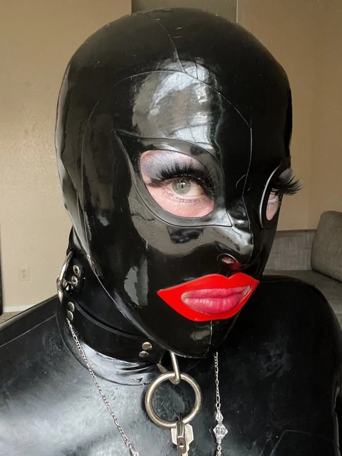 Lucia Latex OnlyFans Picture