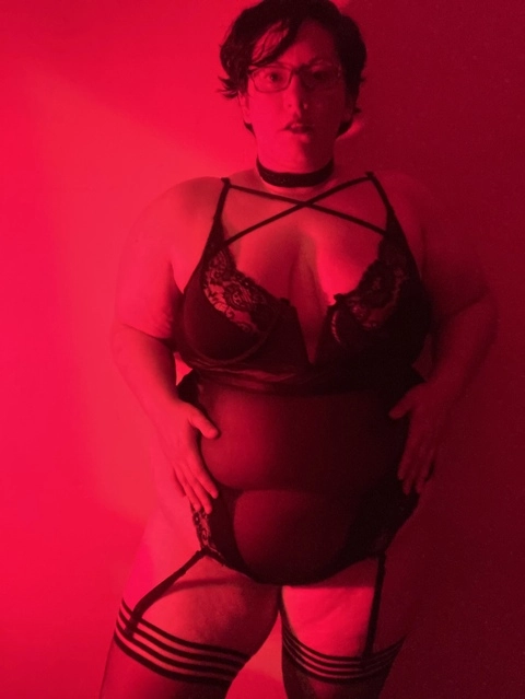 ? betty benjamin (they/them) OnlyFans Picture