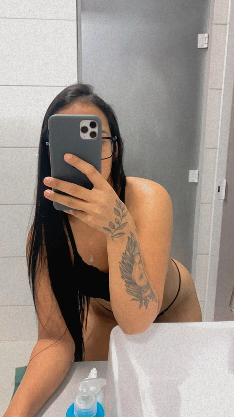 Larie 🤍 OnlyFans Picture