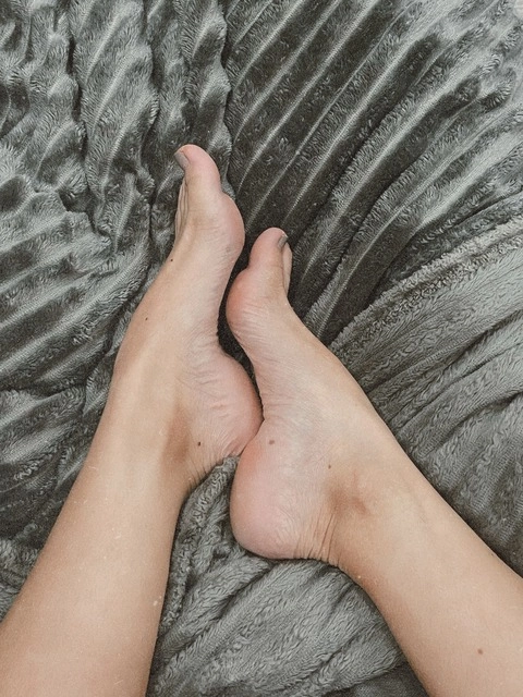 Tiny Feet Muse OnlyFans Picture