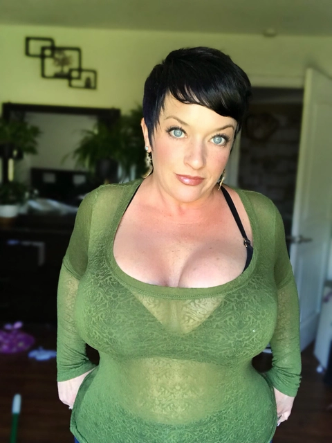 Hourglass Mama OnlyFans Picture