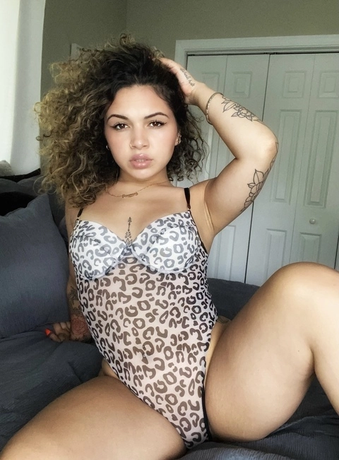 Honeyybxx OnlyFans Picture