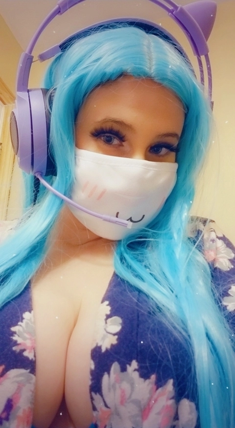 Blue Eyed Gamer Girl