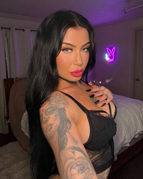 Lola 🖤 OnlyFans Picture