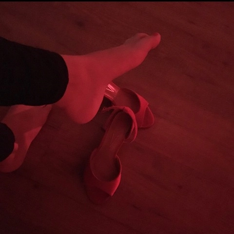 Small feet Kiki OnlyFans Picture