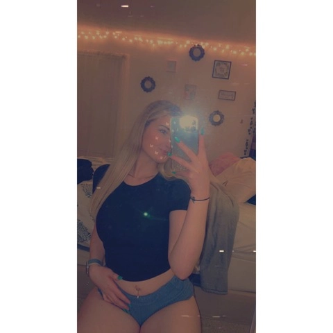 Carliee19 OnlyFans Picture
