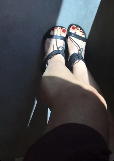 Lysa Feet pictures OnlyFans Picture