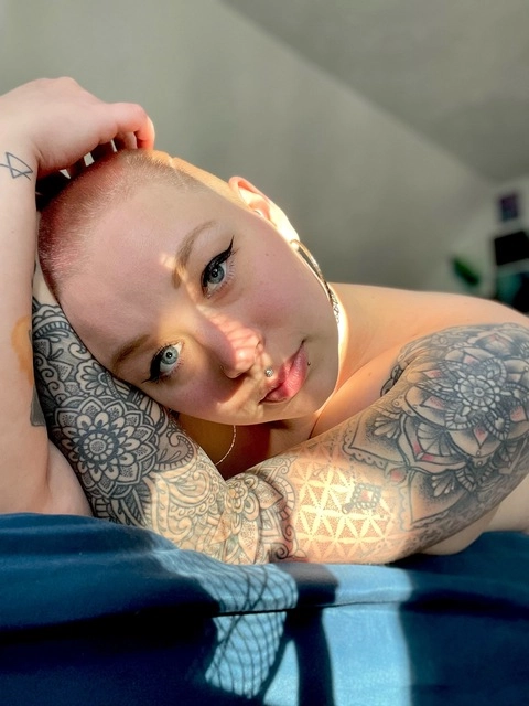 baldblondebaddiee (FREE) 🔥✨ OnlyFans Picture