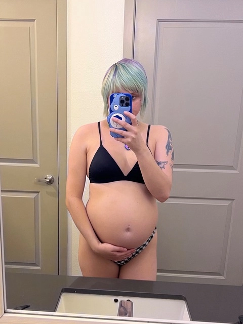 Pregnant alt babe