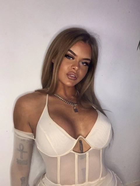 Bella White OnlyFans Picture