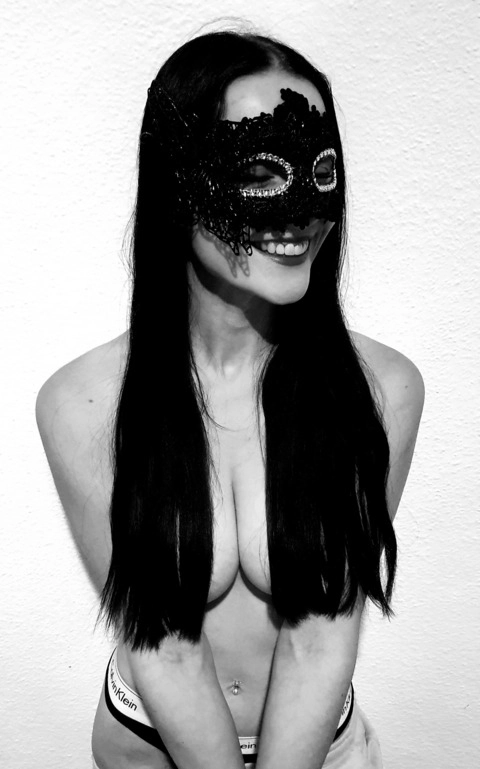 Masked Carla OnlyFans Picture