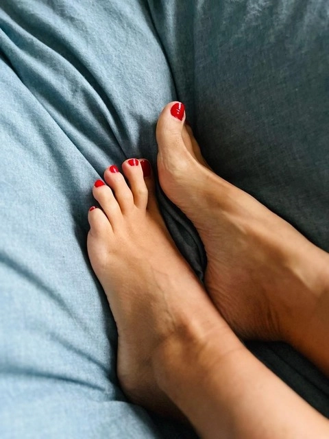 Two sexy German housewives feet