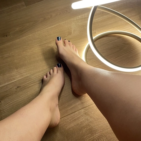 Kara’s feet