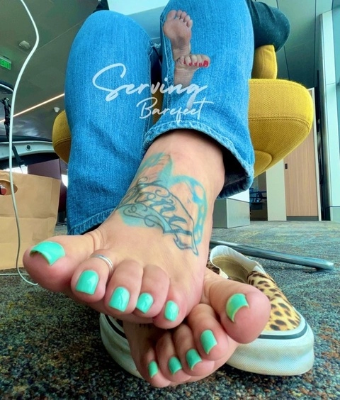 SERVINGBAREFEET OnlyFans Picture