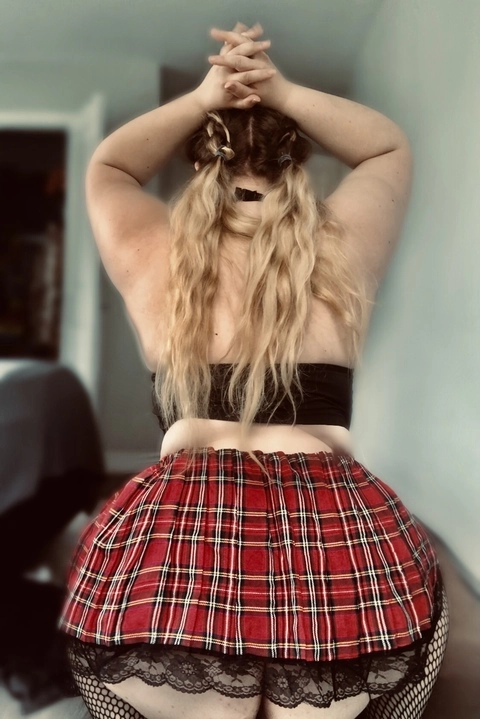 THICCCBlonde