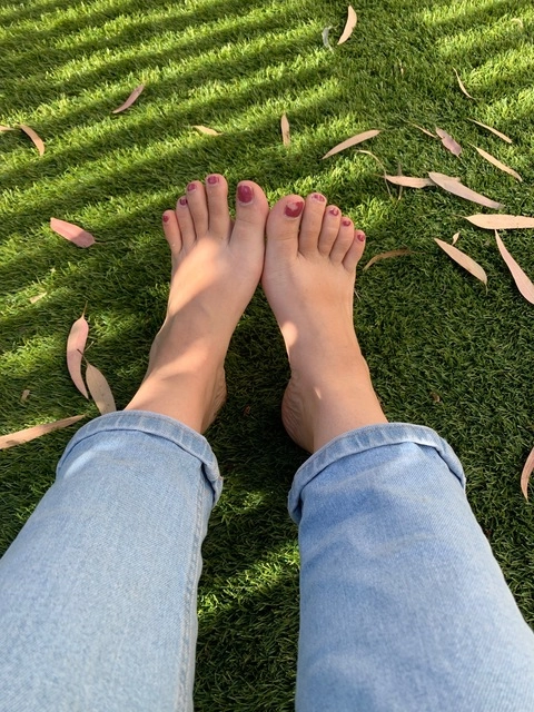 Zoe Has Feet