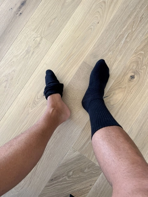 socks-sneakers-feet