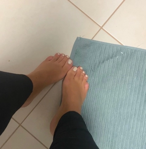 PetiteFeets96 OnlyFans Picture