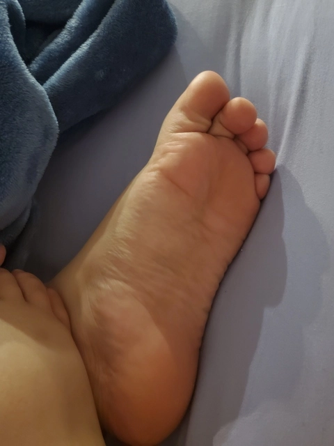 Mistress Vivi's Tiny Feet OnlyFans Picture