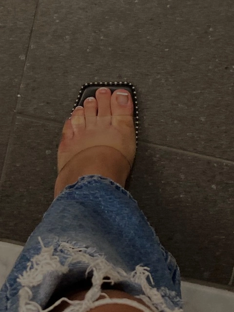 Ten pretty toes