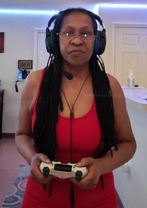 Gaming Granny OnlyFans Picture
