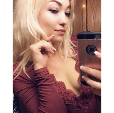 EmmyyLouu OnlyFans Picture