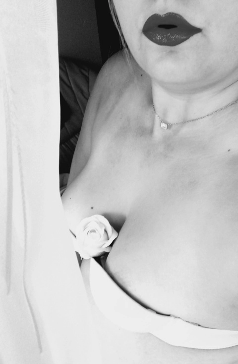 Whiterose Mary OnlyFans Picture