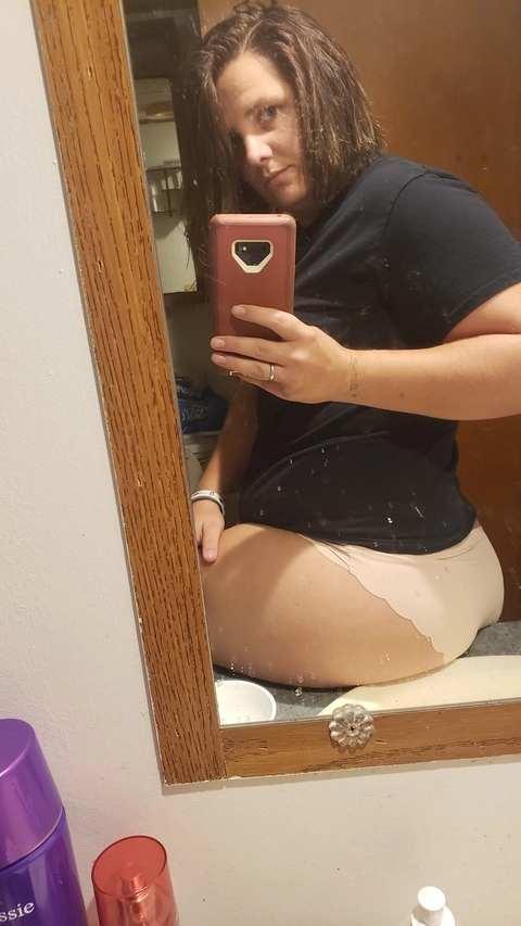 Fat Girl with pretty eyes OnlyFans Picture