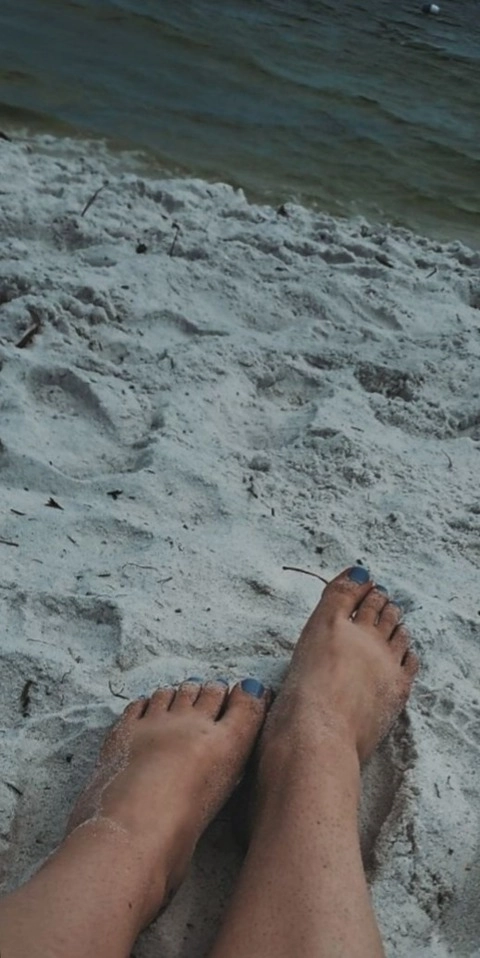 Sandy toes 😍