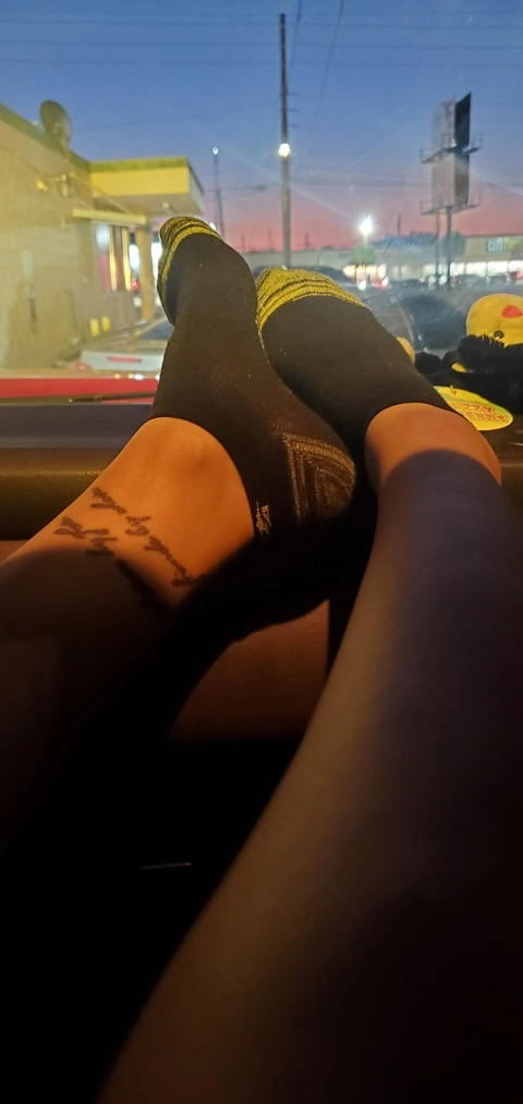 Sunshine feet & more 💛 OnlyFans Picture
