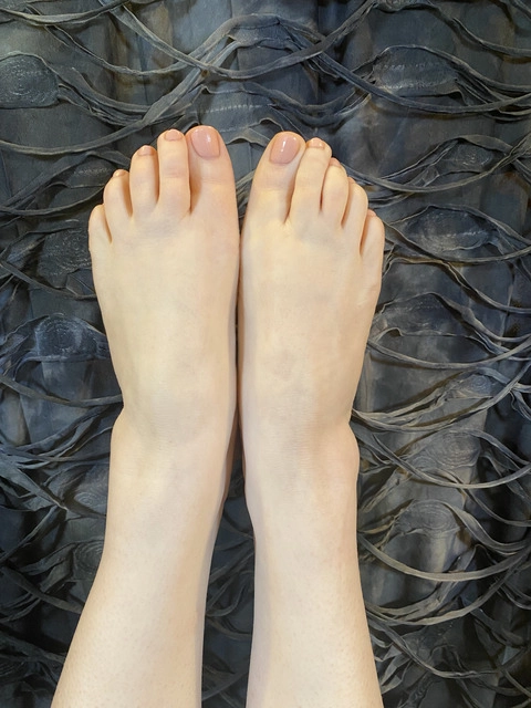 Alabastrine Feet