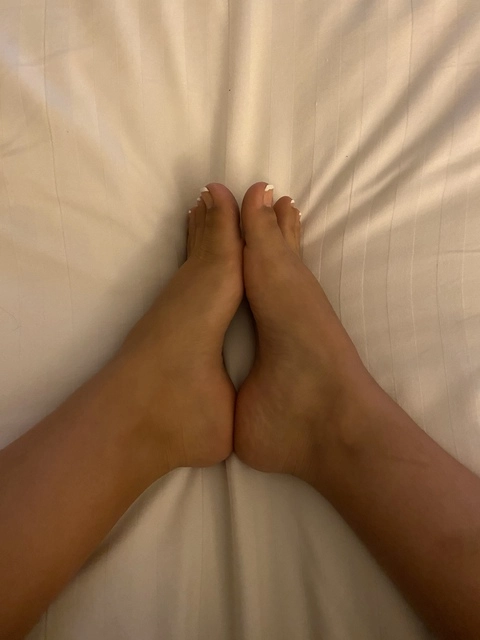 little latina feet